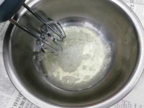 把剩下的白糖分三次加入蛋清中，在加入几滴醋