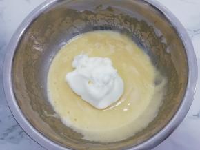 把打好的蛋白分三次加入蛋黄糊中翻拌均匀