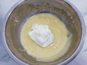 把打好的蛋白分三次加入蛋黄糊中翻拌均匀