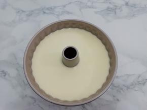 然后倒入模具中，端起振动几下，然后放入提前预热好的烤箱底层150度，烤30分钟，再转120度，30分钟