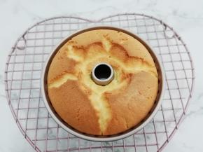 烤好后取出来倒扣晾凉，然后脱模