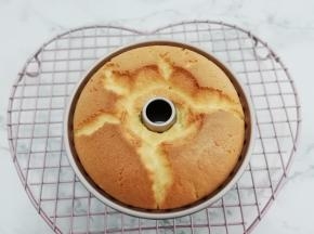 烤好后取出来倒扣晾凉，然后脱模