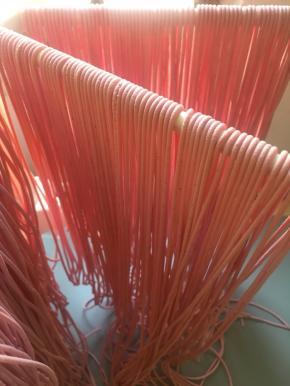 做好的面条放在晾面架上晾干，晾干之后装保鲜袋保存