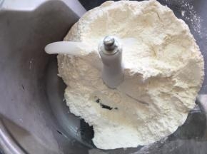 面条机里放入面粉和盐，盖上盖子