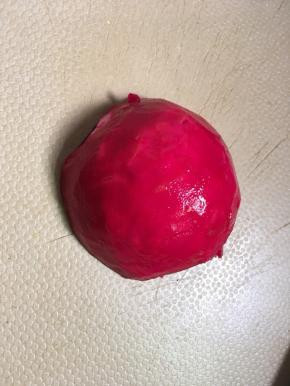 把红火龙果削去外面一层薄薄的皮