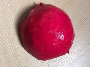 把红火龙果削去外面一层薄薄的皮