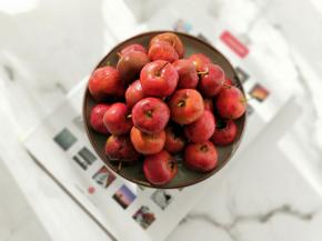 颜色浸泡10-20分钟，搓洗干净。