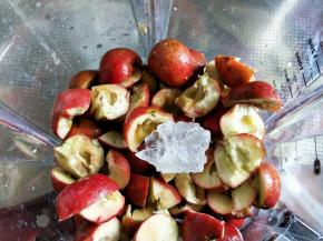 放破壁机搅拌杯中，加冰糖，白砂糖和少许清水。