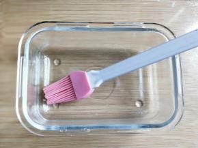 等待的同时准备玻璃容器，内壁四周刷一丢丢色拉油。