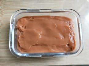 抹平，放冰箱冷藏一夜凝固。