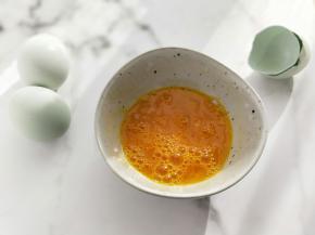 壳硬，加少许盐打散鸡蛋。
