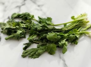 香菜洗净切寸段。