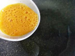 炒锅放食用油，倒入鸡蛋液。