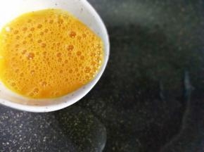 炒锅放食用油，倒入鸡蛋液。