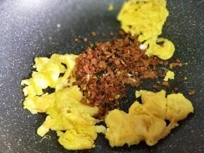 倒入辣椒萝卜干翻炒均匀。