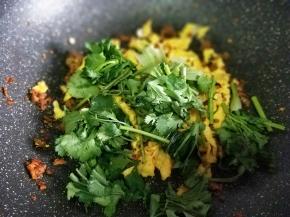 撒香菜，关火，翻炒均匀。