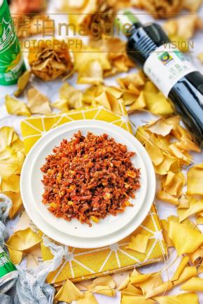 取两勺辣si人的辣椒萝卜干。