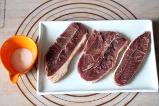 在牛排上均匀的抹一层薄薄的盐