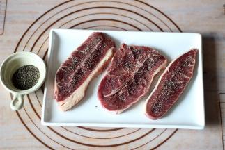 抹一层薄薄的黑胡椒