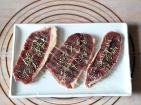 用保鲜膜包好，送入冷藏2小时入味