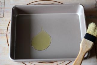 烤盘中均匀的刷一层橄榄油