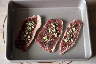 放入牛排表面放少许姜蓉