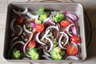 烤盘内放入切好的蔬菜