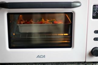 预热之后，将牛排送入烤箱中