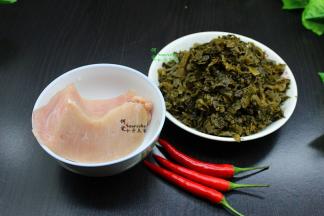 准备食材：酸菜、猪肉、辣椒、油、生抽、生姜。