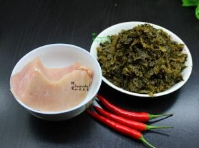 准备食材：酸菜、猪肉、辣椒、油、生抽、生姜。