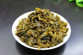 酸菜洗净，剁碎