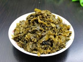 酸菜洗净，剁碎
