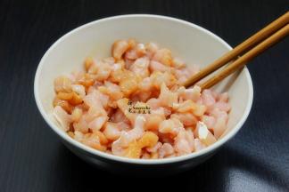 猪瘦肉，洗净切肉末肉丁都可以，放盐、油、生抽、生姜顺时针拌均腌制