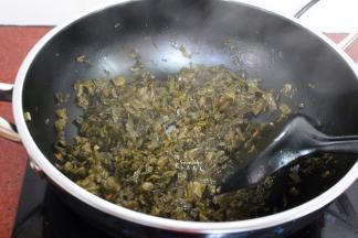 热锅，把剁碎的酸菜倒入锅里，中小火煸炒至酸菜水份变少即可出锅。