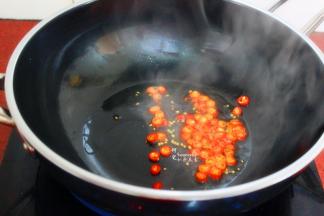 锅里放少许油，把剁碎的辣椒倒入锅里煸炒出辣椒香味。这样吃哦的辣椒会很鲜辣，入味。