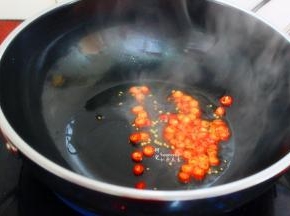 锅里放少许油，把剁碎的辣椒倒入锅里煸炒出辣椒香味。这样吃哦的辣椒会很鲜辣，入味。