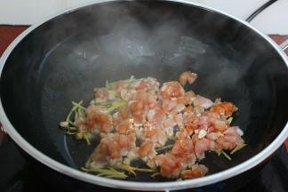 把锅洗净，热锅，倒油，把生姜丝，肉末倒入锅里大火煸炒熟，出锅。出锅肉会鲜嫩，如果一直锅里，肉会变得很柴。