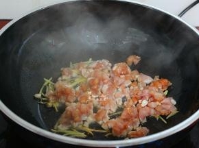 把锅洗净，热锅，倒油，把生姜丝，肉末倒入锅里大火煸炒熟，出锅。出锅肉会鲜嫩，如果一直锅里，肉会变得很柴。