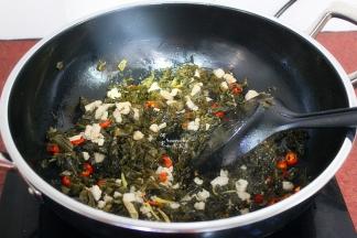 把酸菜、肉末一起倒入锅里，大火爆炒，让辣椒、肉末酸菜，炒至入味即可出锅。