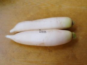 白萝卜洗净，切片，切丝。