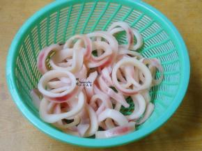 鱿鱼圈解冻，洗净，沥干水。我是用的速冻鱿鱼圈，已经切好了的哦。如果是整个鱿鱼，还需要洗净切好。