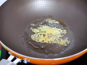 热锅倒油，放入蒜末、生姜煸香，