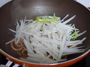 加入白萝卜，大火爆炒，小火炒的白萝卜不甜不脆，不好吃好。萝卜丝越细越好吃哦。太粗不入味，也难炒熟。