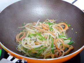 放生抽、盐炒均，出锅之前加入香菜，即可。