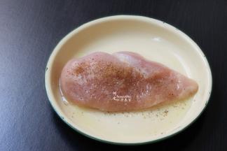 鸡胸肉洗净，沥干水，放胡椒粉、姜粉、盐、均匀按摩腌制30分钟；