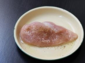 鸡胸肉洗净，沥干水，放胡椒粉、姜粉、盐、均匀按摩腌制30分钟；