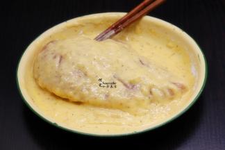 鸡蛋打散，鸡胸肉均匀蘸上蛋液，倒入裹炸粉，让裹炸粉均匀裹上鸡胸肉。