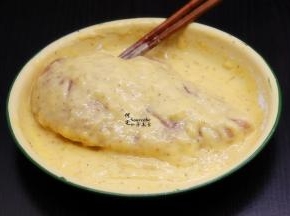 鸡蛋打散，鸡胸肉均匀蘸上蛋液，倒入裹炸粉，让裹炸粉均匀裹上鸡胸肉。