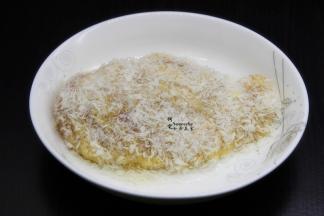 拿另外一个盘子，倒入面包糠，均匀裹面包糠，裹好的面包糠，可以用手抖一抖，把没有蘸上的面包糠抖掉。