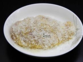 拿另外一个盘子，倒入面包糠，均匀裹面包糠，裹好的面包糠，可以用手抖一抖，把没有蘸上的面包糠抖掉。
